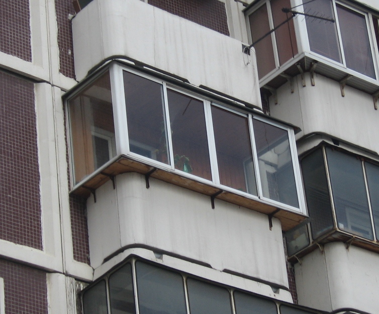 Остекление раздвижными окнами балкона в доме серии КОПЭ в Митино.